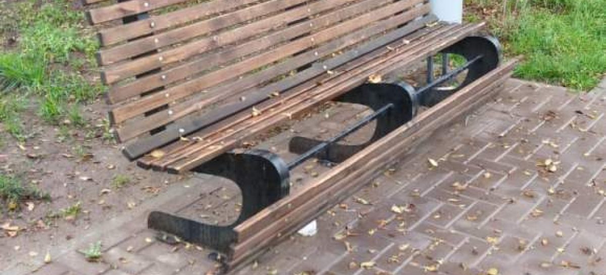 Продолжаются налёты вандалов на новый сквер в районе улиц Осипенко, Пугачёва, Разина в Сальске