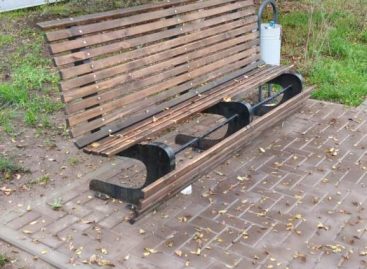 Продолжаются налёты вандалов на новый сквер в районе улиц Осипенко, Пугачёва, Разина в Сальске