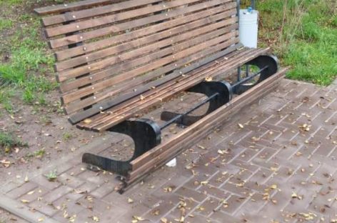 Продолжаются налёты вандалов на новый сквер в районе улиц Осипенко, Пугачёва, Разина в Сальске