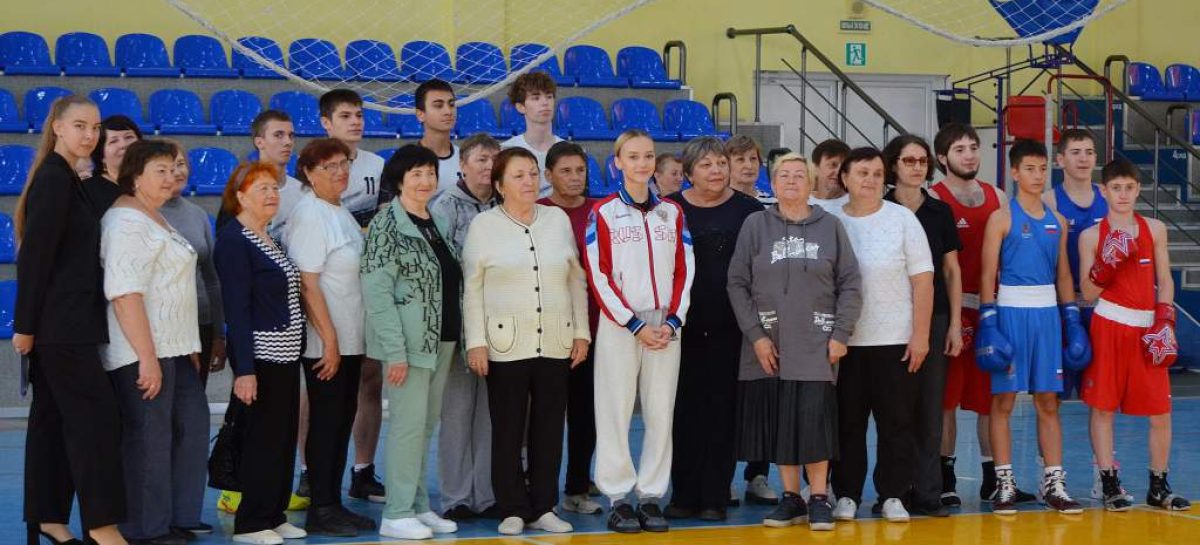В спорткомплексе Сальска состоялась зарядка с чемпионом