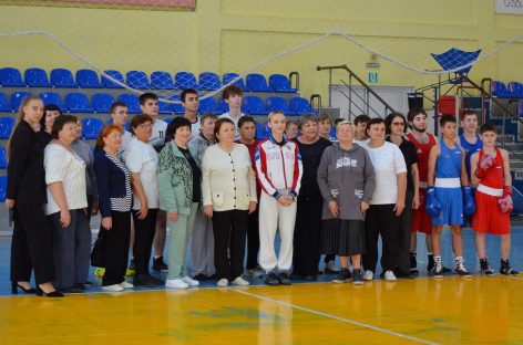 В спорткомплексе Сальска состоялась зарядка с чемпионом