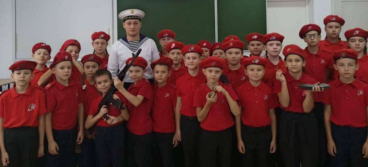 В 21-й школе Сальска юнармейцы встретились с будущим офицером ВМФ
