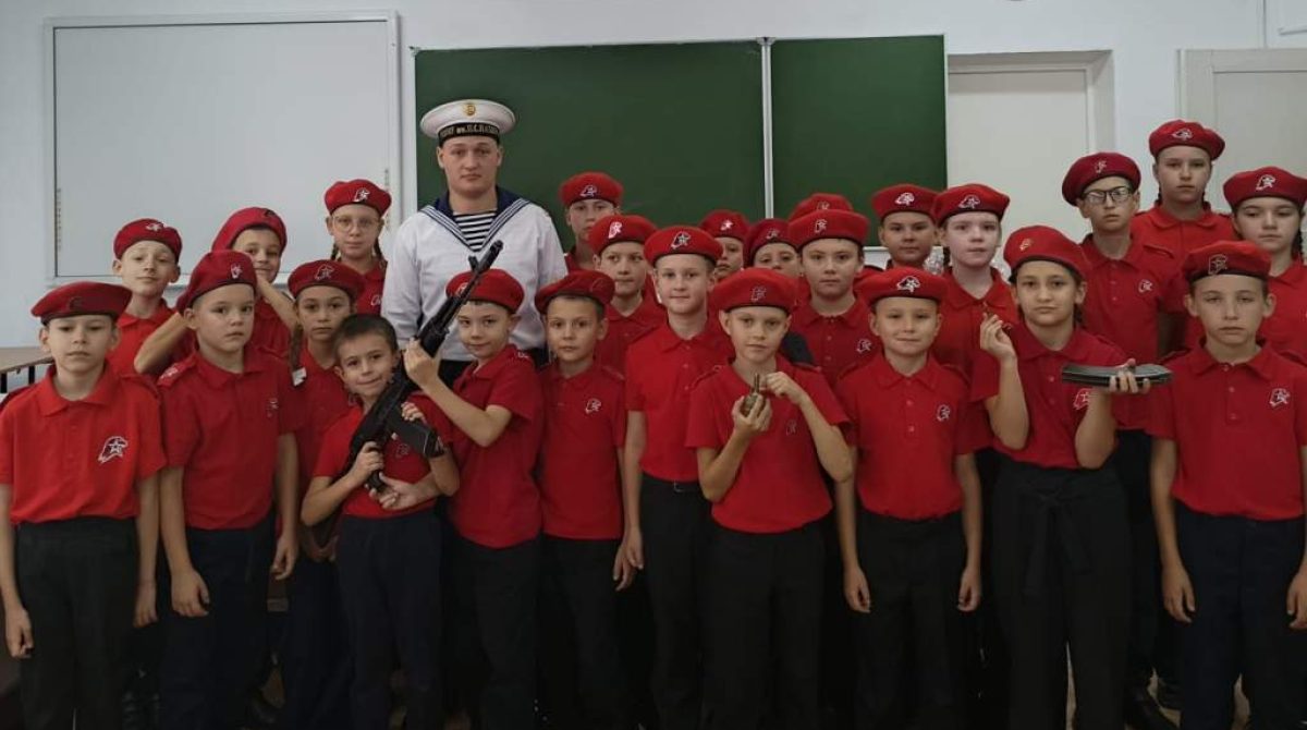 В 21-й школе Сальска юнармейцы встретились с будущим офицером ВМФ