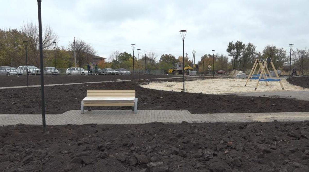 Зона отдыха на месте заброшенного участка: в Гиганте завершаются работы по благоустройству общественного пространства