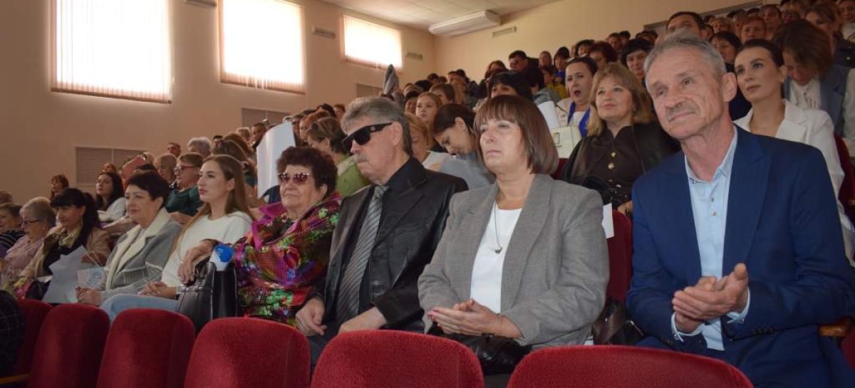 Педагоги Сальского района получили поздравления с Днём учителя и награды