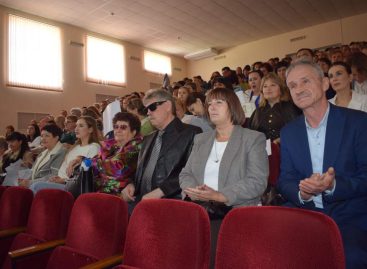 Педагоги Сальского района получили поздравления с Днём учителя и награды