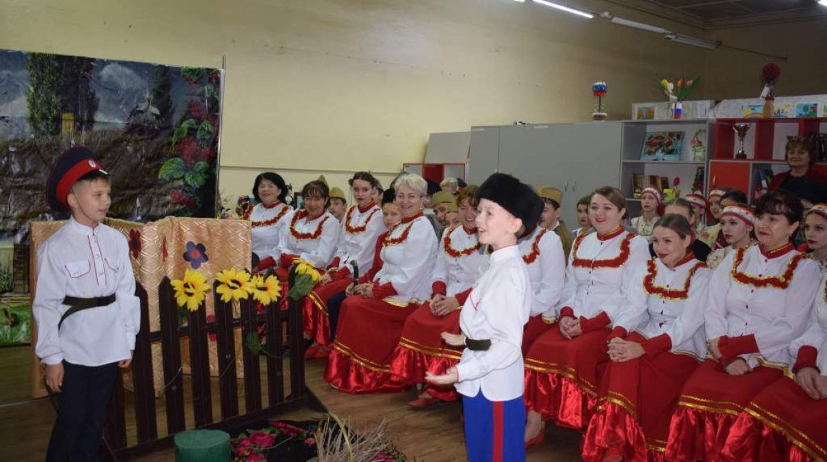 Дети и педагоги школ Сальского района показали, что знают и любят казачью культуру