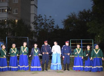Артисты РДК им. Р.В. Негребецкого в Сальске поздравили жителей с Днём города прямо во дворах многоквартирных домов.