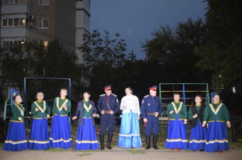 Артисты РДК им. Р.В. Негребецкого в Сальске поздравили жителей с Днём города прямо во дворах многоквартирных домов.