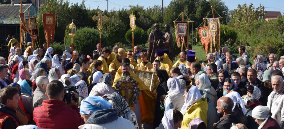 Под защитой Петра и Февронии: в престольный праздник храма на Крымского здесь открыли памятник покровителям семьи