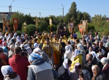 Под защитой Петра и Февронии: в престольный праздник храма на Крымского здесь открыли памятник покровителям семьи