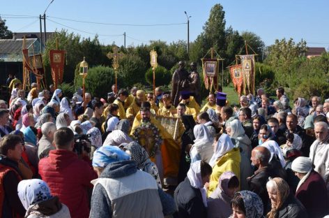 Под защитой Петра и Февронии: в престольный праздник храма на Крымского здесь открыли памятник покровителям семьи