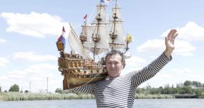 К юбилею художника-прикладника: Александр Новиков пишет картины морилкой. А еще построил голландский галеон «Ангел»