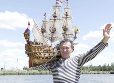 К юбилею художника-прикладника: Александр Новиков пишет картины морилкой. А еще построил голландский галеон «Ангел»