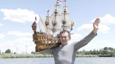К юбилею художника-прикладника: Александр Новиков пишет картины морилкой. А еще построил голландский галеон «Ангел»
