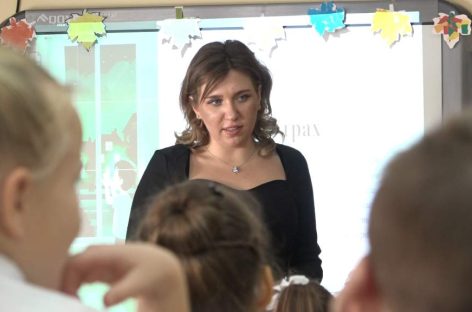 Молодая, активная, креативная: школьный психолог Виолетта Юношева и детям поможет, и учителей поддержит