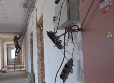 На одном этаже — стройка, на другом — лечат: в сандатовской врачебной амбулатории идет капитальный ремонт