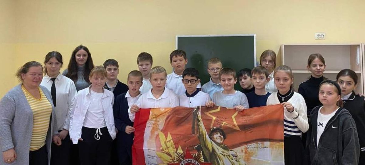 Детский сад № 17 «Теремок» (г. Сальск) и школа № 7 передали гуманитарную помощь для наших бойцов СВО