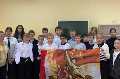 Детский сад № 17 «Теремок» (г. Сальск) и школа № 7 передали гуманитарную помощь для наших бойцов СВО