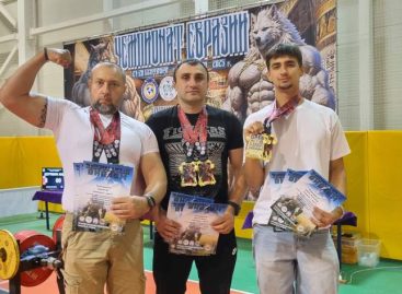 В Дивноморском прошёл чемпионат Евразии по силовым видам спорта