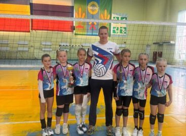 Сальские волейболистки провели свои первые соревнования и стали  вторыми