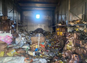 На овощном рынке в Сальске ночью загорелся торговый павильон