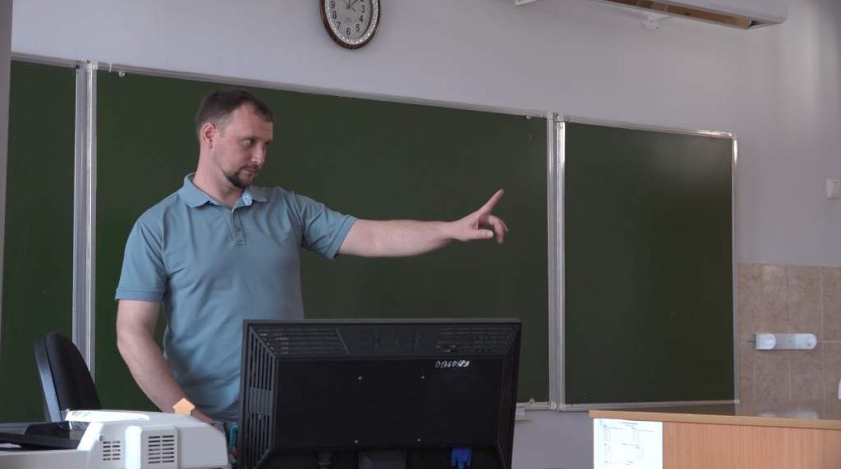 Заставит учиться даже ленивого: в третью школу пришел новый учитель английского языка Максим Безмогорычный