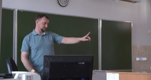 Заставит учиться даже ленивого: в третью школу пришел новый учитель английского языка Максим Безмогорычный