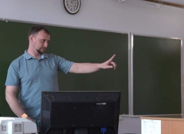 Заставит учиться даже ленивого: в третью школу пришел новый учитель английского языка Максим Безмогорычный