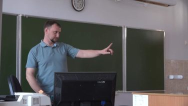 Заставит учиться даже ленивого: в третью школу пришел новый учитель английского языка Максим Безмогорычный