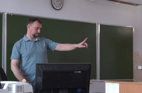 Заставит учиться даже ленивого: в третью школу пришел новый учитель английского языка Максим Безмогорычный