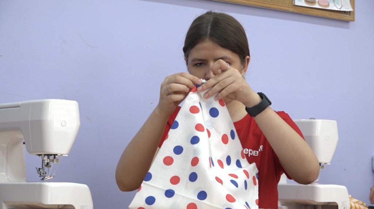 Школьники — фронту: шьют нижнее белье, собирают новогодние подарки