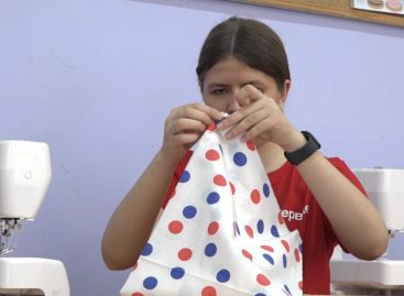 Школьники — фронту: шьют нижнее белье, собирают новогодние подарки