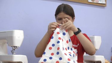 Школьники — фронту: шьют нижнее белье, собирают новогодние подарки