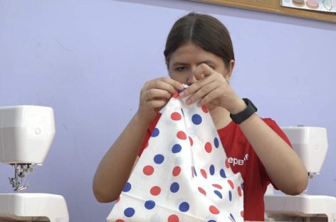 Школьники — фронту: шьют нижнее белье, собирают новогодние подарки