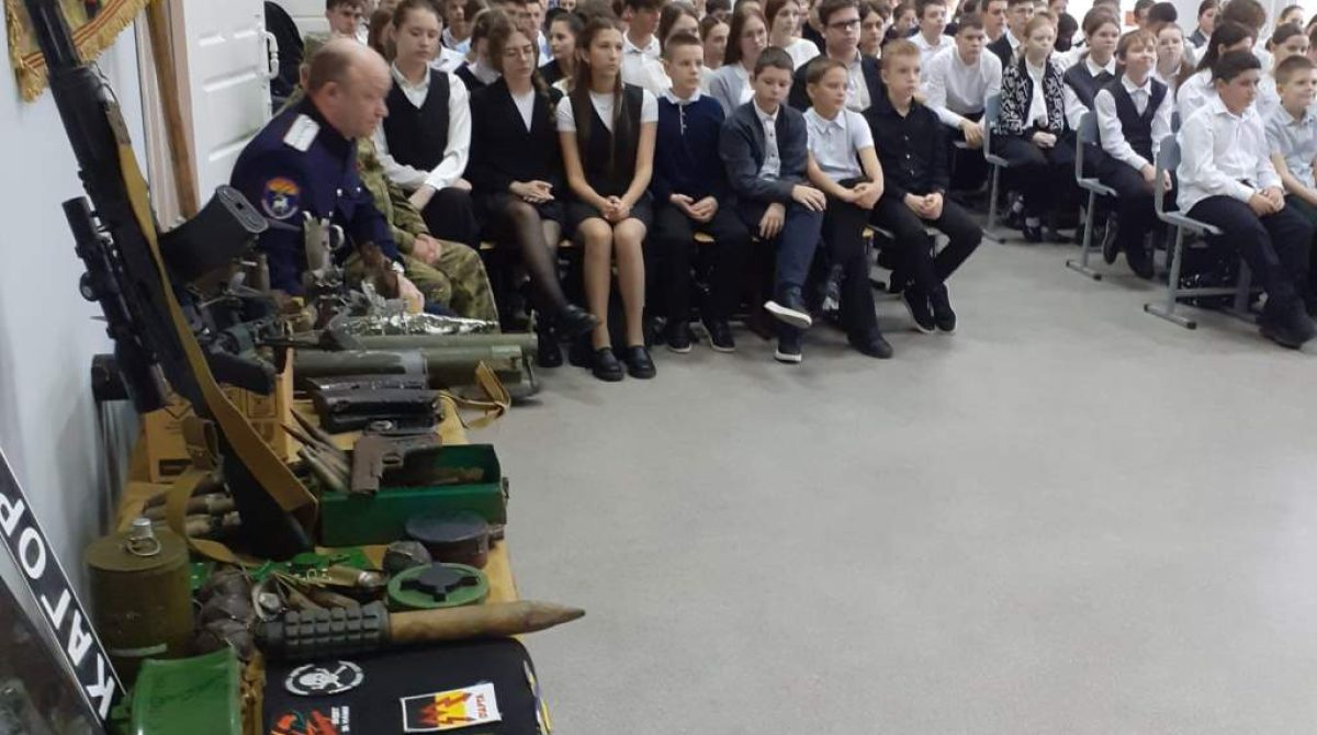 Передвижной Центр патриотического воспитания «Навстречу Победе!» Автоклуба № 1 РДК им. Р.В. Негребецкого приехал в гимназию № 2.