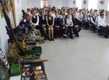 Передвижной Центр патриотического воспитания «Навстречу Победе!» Автоклуба № 1 РДК им. Р.В. Негребецкого приехал в гимназию № 2.