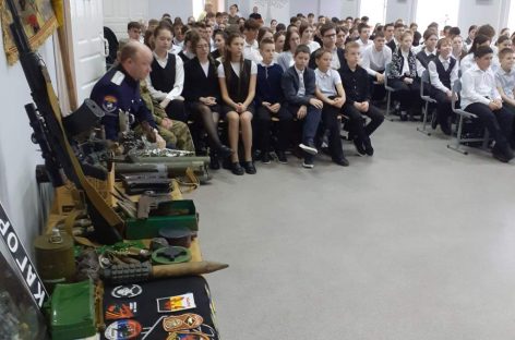 Передвижной Центр патриотического воспитания «Навстречу Победе!» Автоклуба № 1 РДК им. Р.В. Негребецкого приехал в гимназию № 2.
