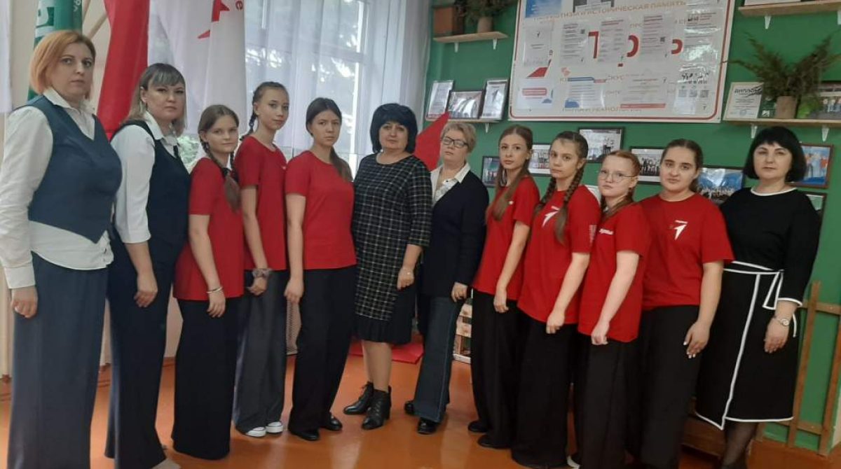 Школа № 6 в Сальске присоединилась к акции «Школьники шьют фронту»