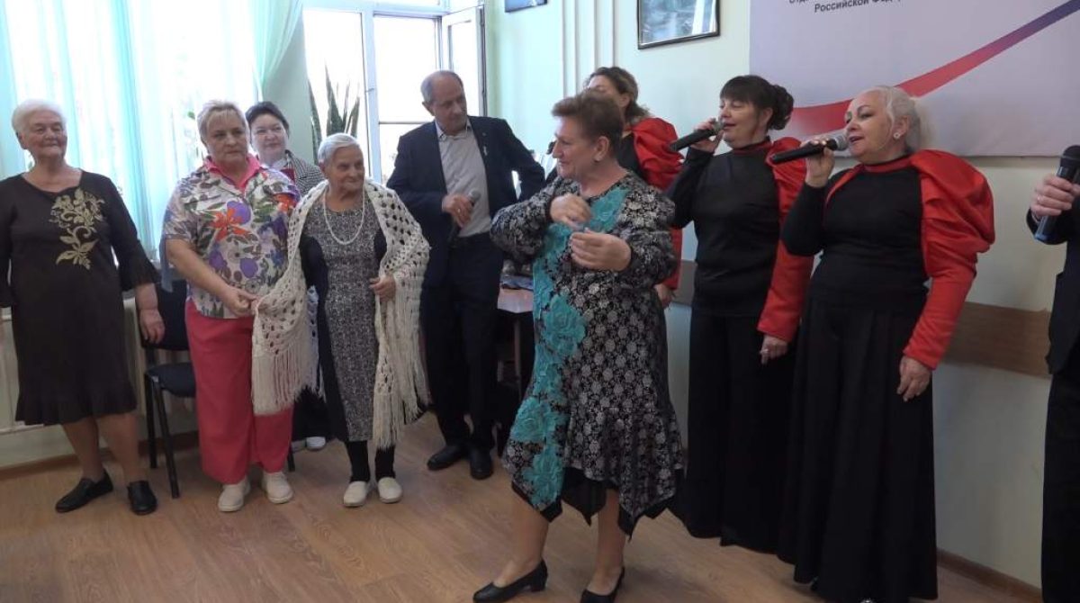 Дефиле в Социальном фонде: модели серебряного возраста показали коллекции одежды, выполненной своими руками