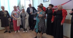 Дефиле в Социальном фонде: модели серебряного возраста показали коллекции одежды, выполненной своими руками