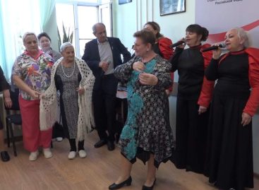 Дефиле в Социальном фонде: модели серебряного возраста показали коллекции одежды, выполненной своими руками