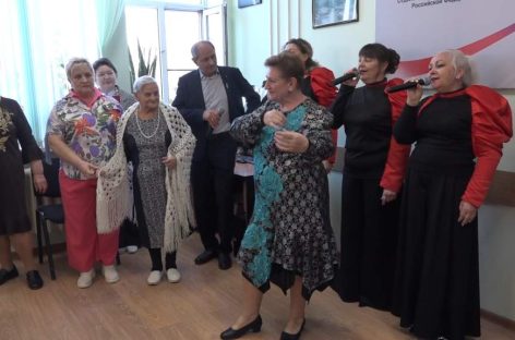 Дефиле в Социальном фонде: модели серебряного возраста показали коллекции одежды, выполненной своими руками