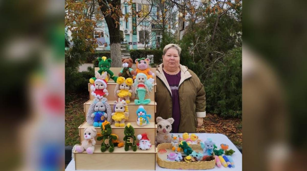 Котов Котофеевичей — на фронт, лошадок, мышек — детям к празднику: мастерица Виктория Подчиридниченко вяжет плюшевые игрушки