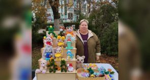 Котов Котофеевичей — на фронт, лошадок, мышек — детям к празднику: мастерица Виктория Подчиридниченко вяжет плюшевые игрушки