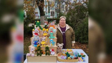 Котов Котофеевичей — на фронт, лошадок, мышек — детям к празднику: мастерица Виктория Подчиридниченко вяжет плюшевые игрушки