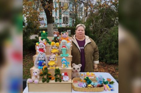 Котов Котофеевичей — на фронт, лошадок, мышек — детям к празднику: мастерица Виктория Подчиридниченко вяжет плюшевые игрушки
