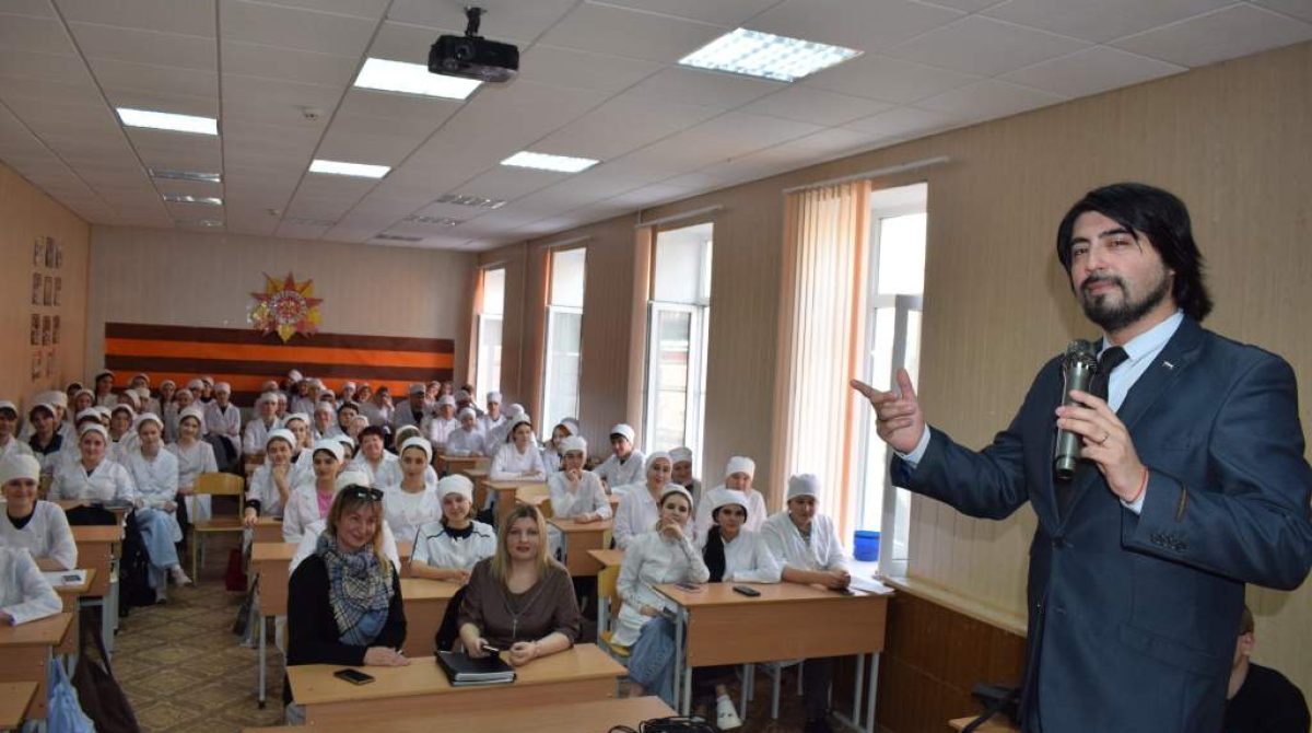Известный рок-тенор Игнасио Гомез Урра дал мастер-класс в сальском медицинском техникуме