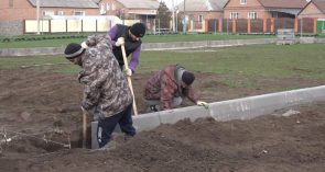 Погода благоустройству не помеха: в микрорайоне Капустино  готовят спортивную площадку, в Конезаводе имени Буденного — детский игровой комплекс