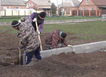Погода благоустройству не помеха: в микрорайоне Капустино  готовят спортивную площадку, в Конезаводе имени Буденного — детский игровой комплекс